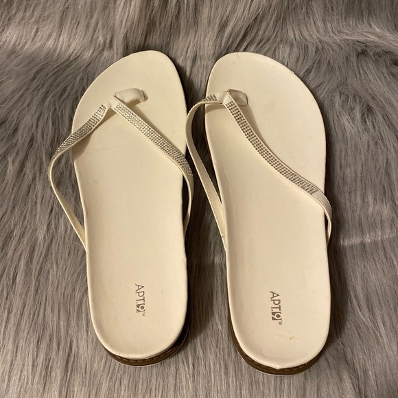 Apt.9 Shoes Womens 9 1/2 MED White Open Toe Sandals Flip Flops - Picture 6 of 7